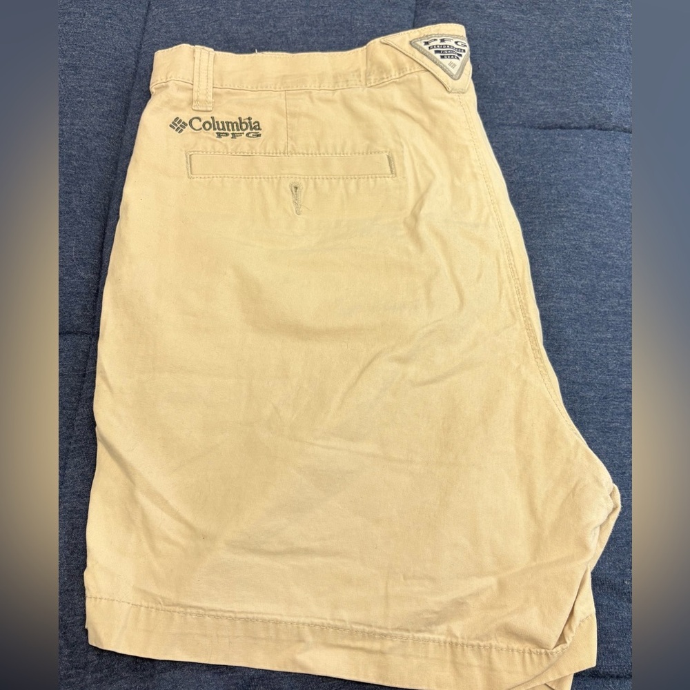 Columbia Men's Cargo Shorts in Tan